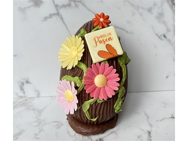 Paasei staand gevuld met bonboneitjes