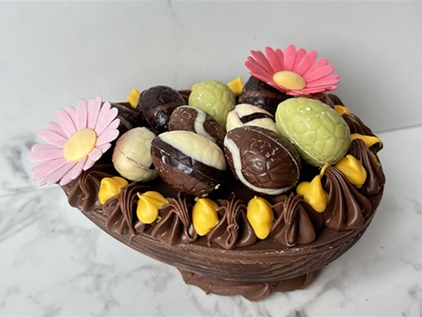 Paasei liggend gevuld met bonboneitjes